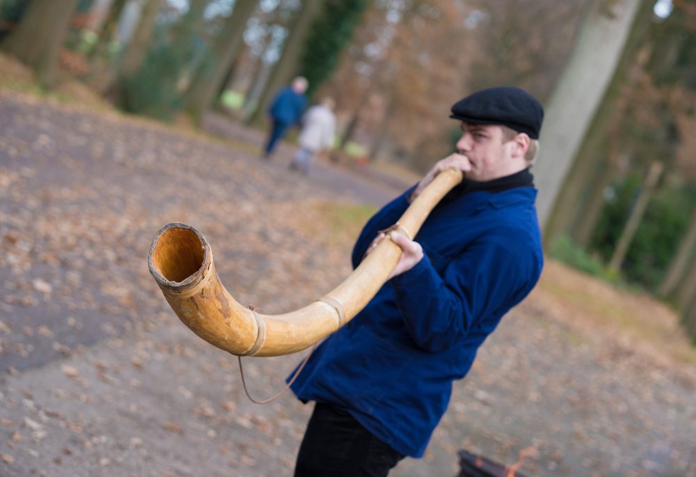 Wat is Midwinterhoornblazen? Een eeuwenoude klank in de donkere dagen